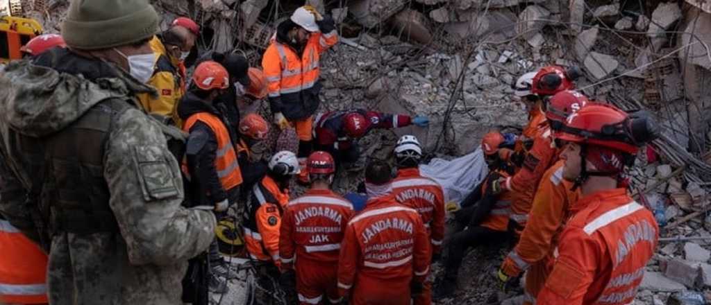 Rescataron una mujer de 70 a&ntilde;os, 212 horas despu&eacute;s de los terremotos