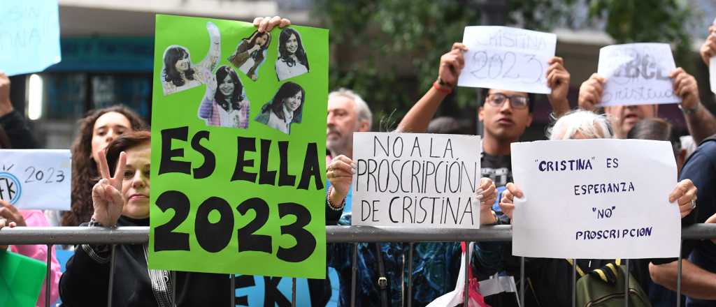 "Es ella 2023": apoyo a Cristina en las afueras del PJ durante la mesa del FdT