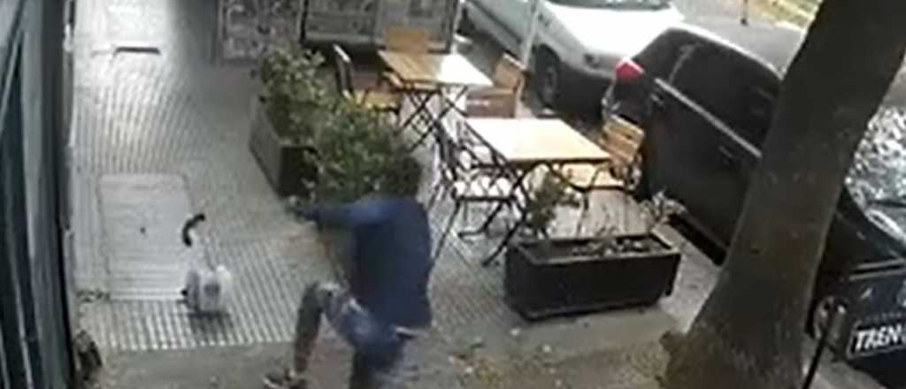 Video: un comerciante le tiró con un casco a un ladrón para atraparlo