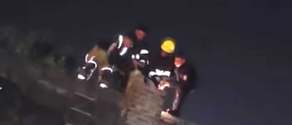 Video: quiso ingresar a robar por la chimenea pero quedó atascado