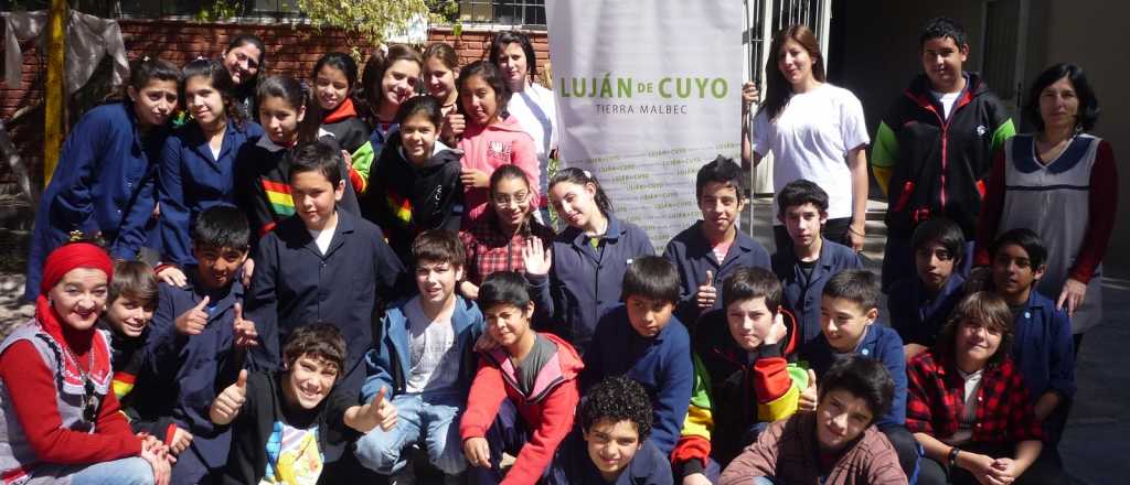 Toman clases en la calle porque el edificio est&aacute; agrietado