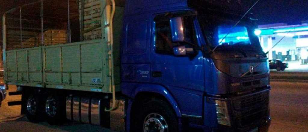Un camionero ebrio quiso "coimear" a la Policía con 20 mil pesos y naranjas