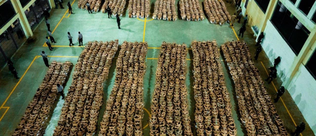 As&iacute; trasladaron 2.000 presos a la pol&eacute;mica megac&aacute;rcel en El Salvador