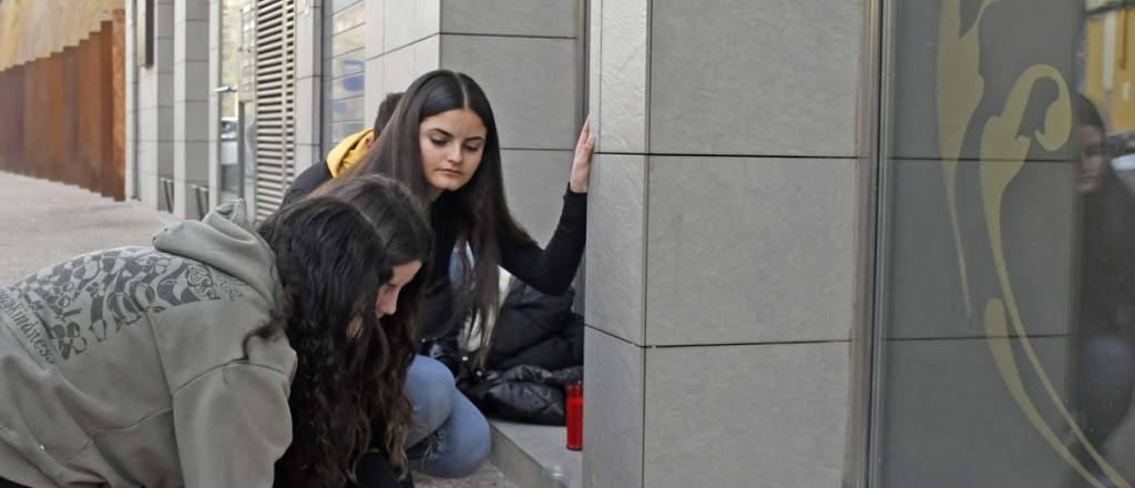Mejora la nena argentina que saltó de un balcón con su gemela por bullying