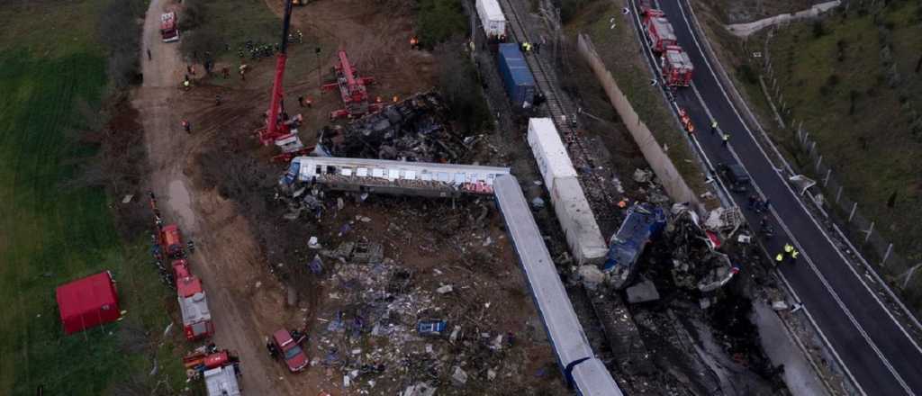 Grecia: más de 30 muertos y decenas de heridos en un choque de trenes 