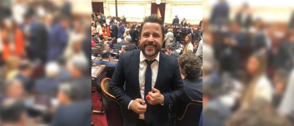 Tetaz llevó al Congreso un anillo digital para "contar las mentiras" de Alberto
