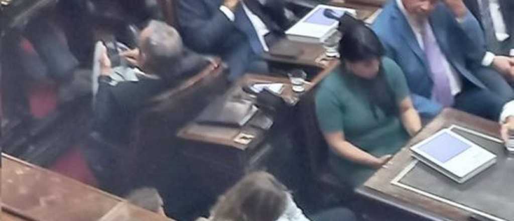 Un legislador escuchó el discurso del Presidente dándole la espalda