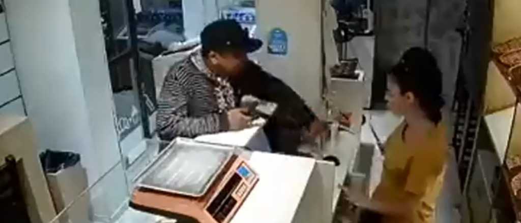 Video: panadera se defendió de un robo a los golpes y con un cuchillo 