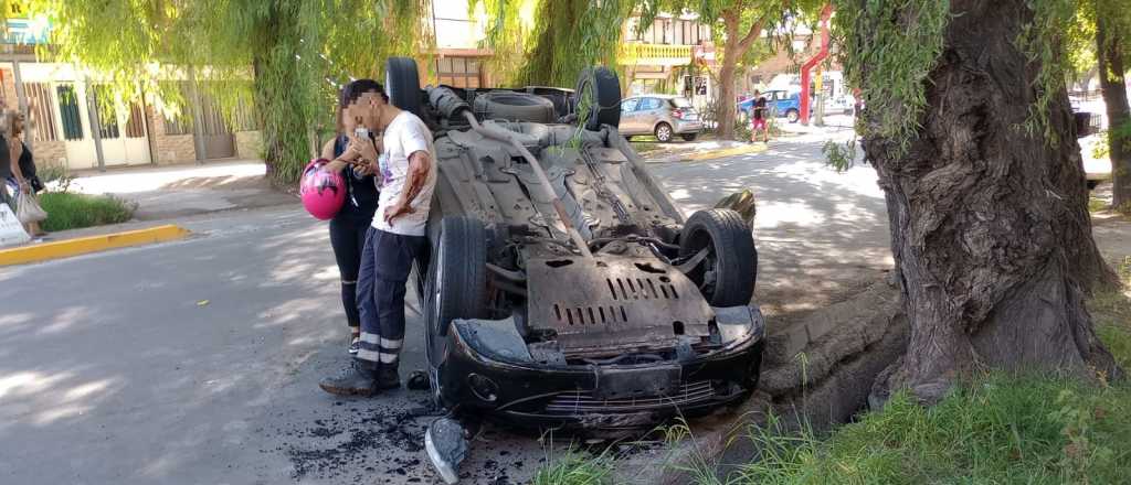 Un conductor chocó un auto estacionado y volcó en Las Heras