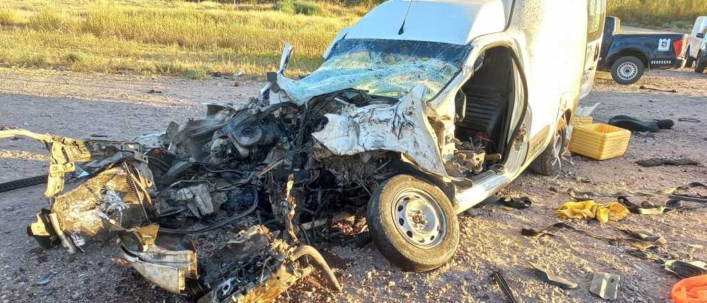 Grave accidente en la Ruta 7: una camioneta chocó de lleno a un camión