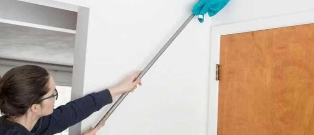Inventó un truco para limpiar manchas en los techos y se volvió viral