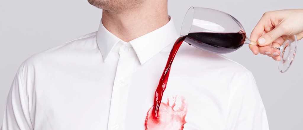 Cómo sacar las manchas de vino tinto