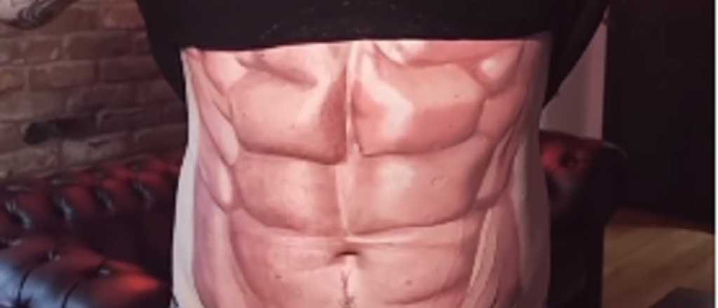 Viral: no le gustaba ir al gimnasio y se tatu&oacute; los abdominales