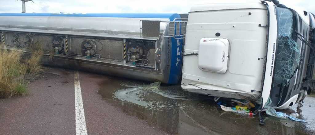 Volcó un camión de YPF en San Rafael y derramó nafta y gasoil sobre la ruta