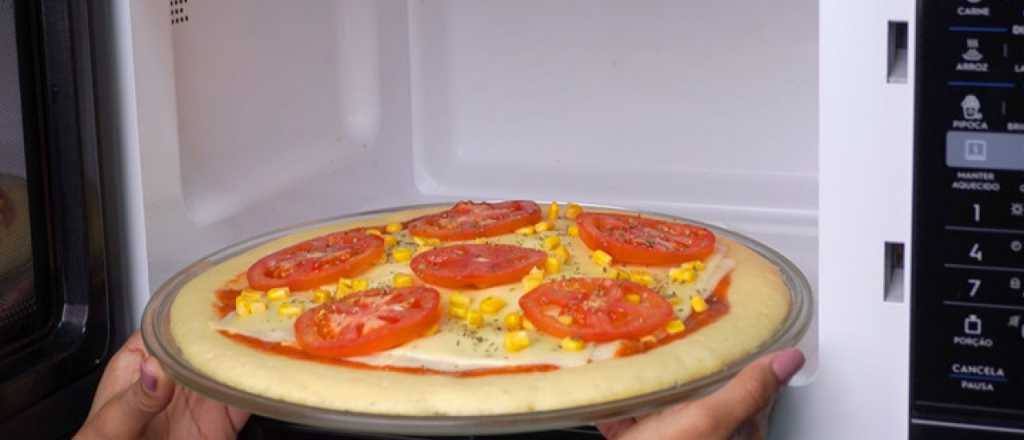 ¿Cómo calentar pizza en el microondas sin que se humedezca?
