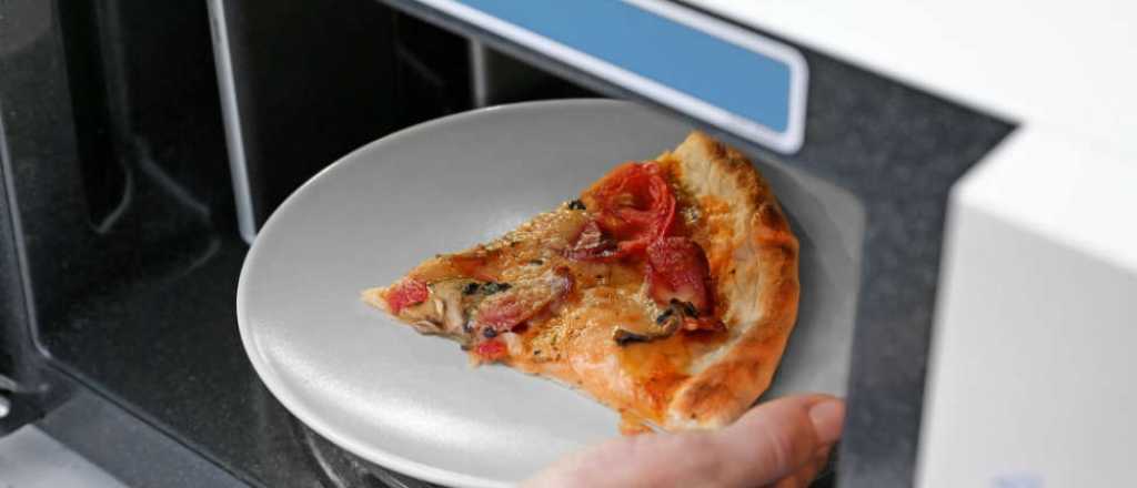 El truco verdadero para calentar la pizza en el microondas