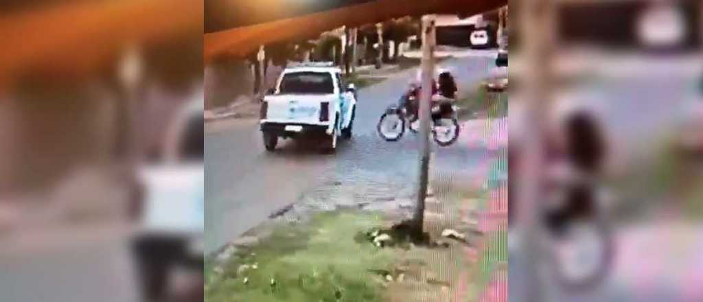 Video: tremendo choque de dos motochorros contra una camioneta policial