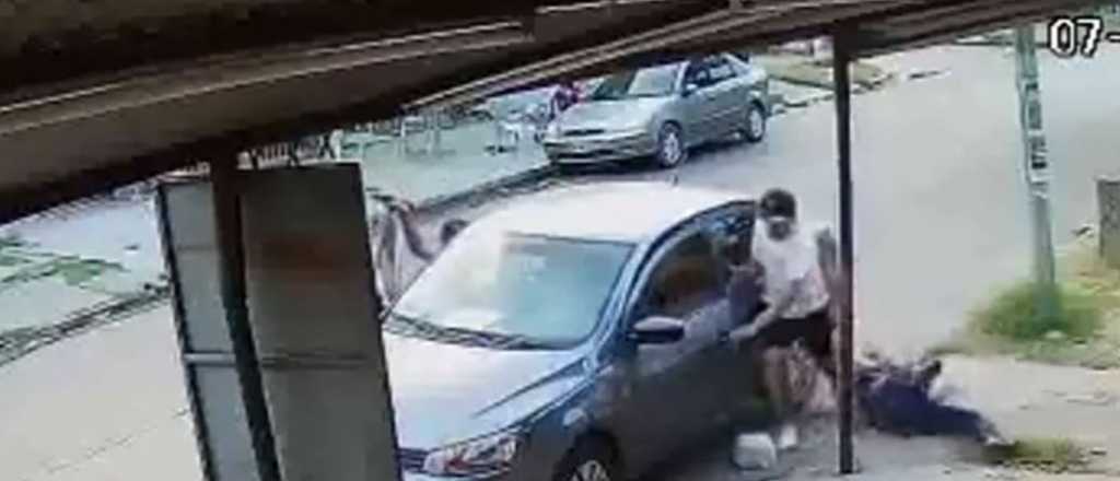 Video: la golpearon y le gatillaron dos veces para robarle el auto