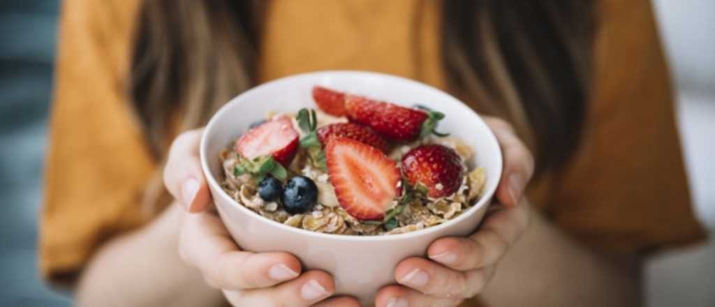 Desayuno saludable: prepará un bowl de avena y frutos rojos