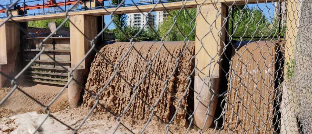 Video: así llega el agua a la planta potabilizadora de Luján tras la tormenta