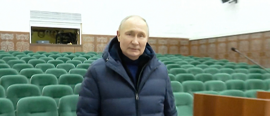 Putin sorprende en una visita a la ciudad ucraniana ocupada de Mariupol