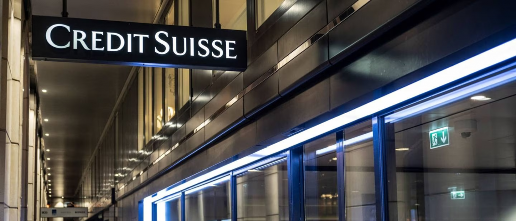 Día clave para la fusión de dos bancos suizos y así evitar una crisis global