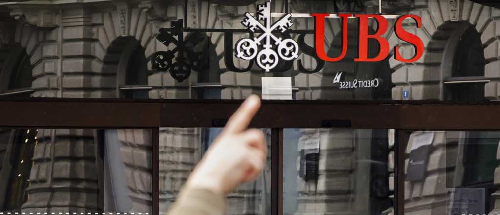 UBS acordó la compra del Credit Suisse pero los mercados se desploman