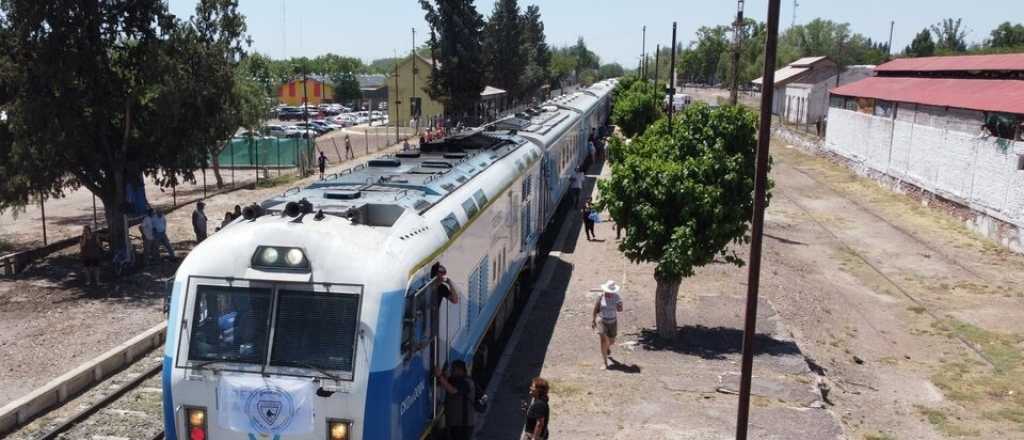 Expectativa por el arribo del tren a Mendoza, donde Suárez se verá con Alberto