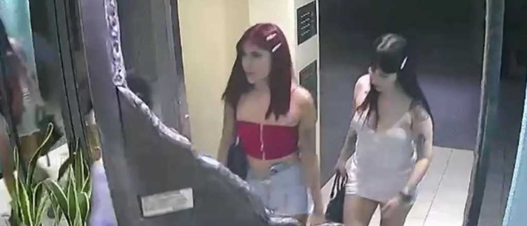 Video: dos chicas jóvenes drogaron y desvalijaron a un turista