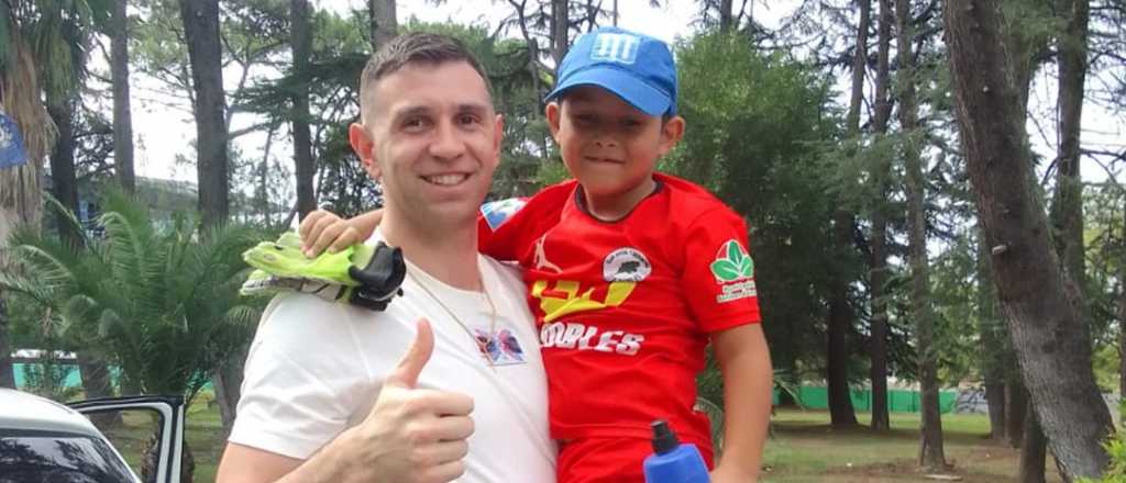 Video: el gran gesto del Dibu Mart&iacute;nez con dos ni&ntilde;os que emocion&oacute; a todos