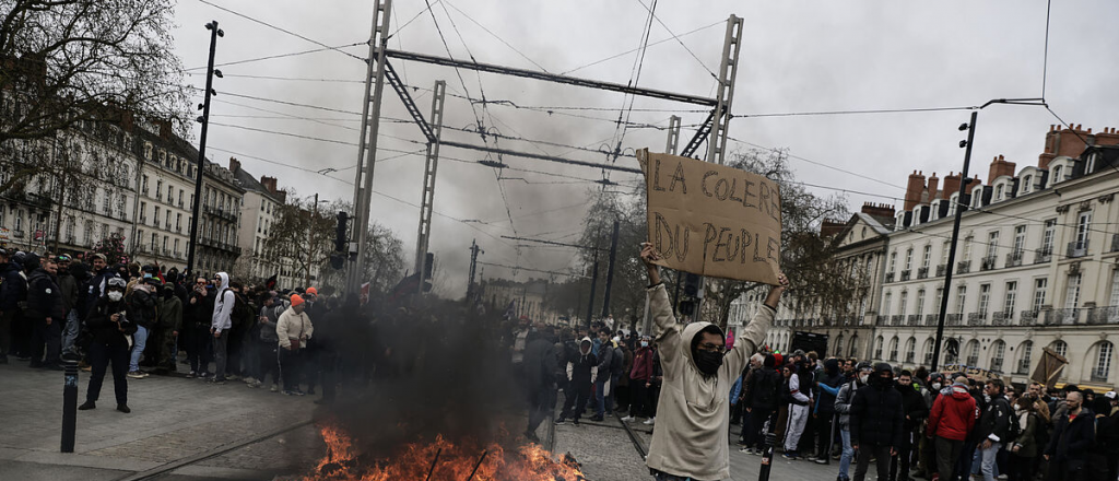 Videos de Paris en llamas: trabajadores redoblan sus protestas contra Macron