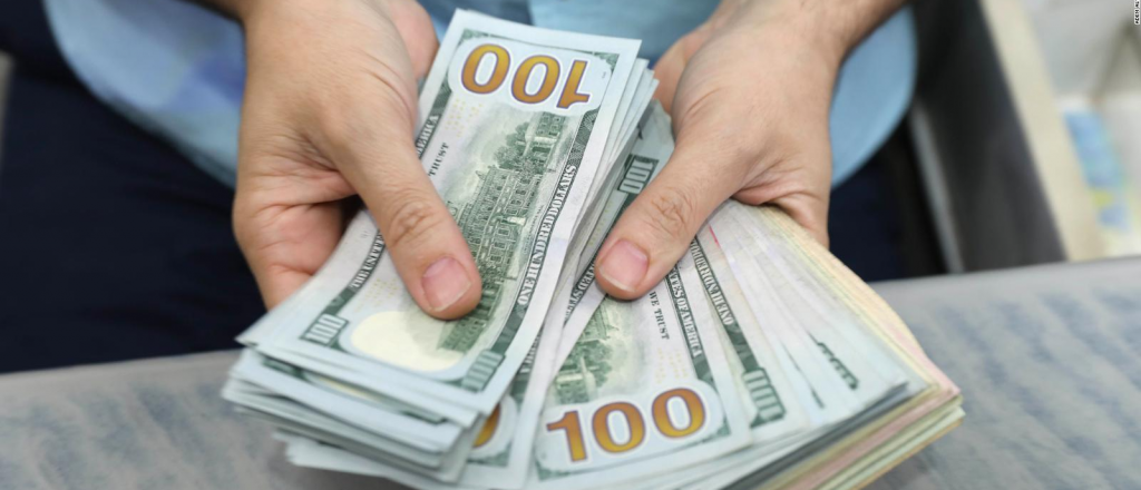 El dólar oficial subió $45 este lunes