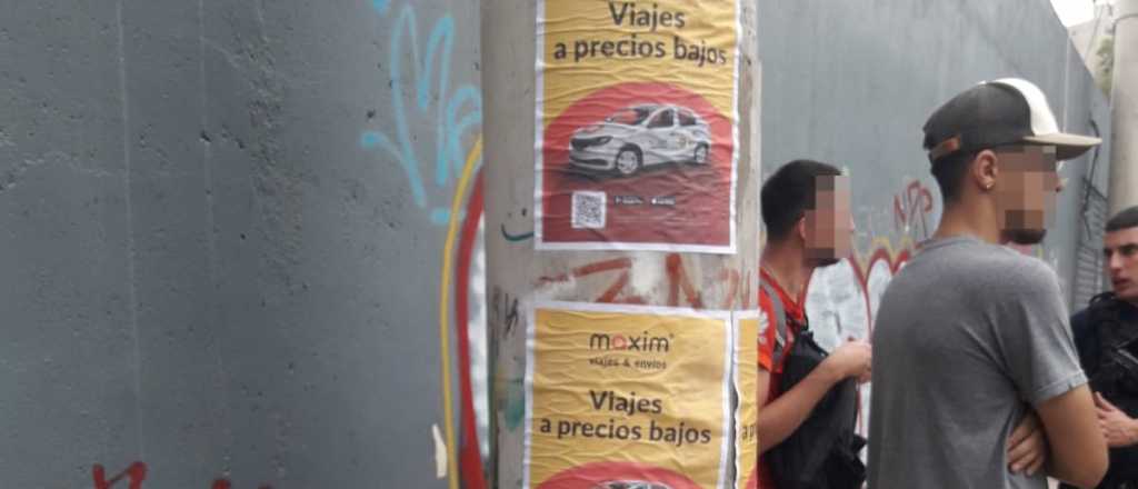 Ciudad multó a dos personas que pegaban afiches en la vía pública