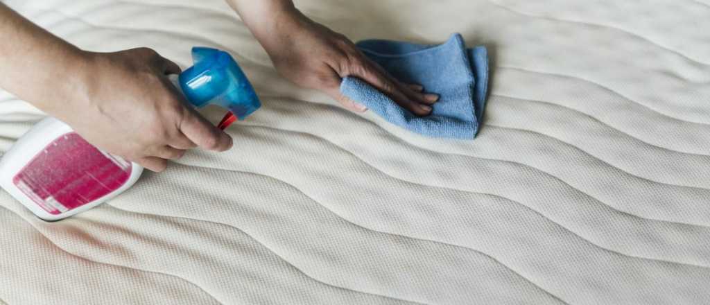 Cómo eliminar las manchas del colchón con dos ingredientes