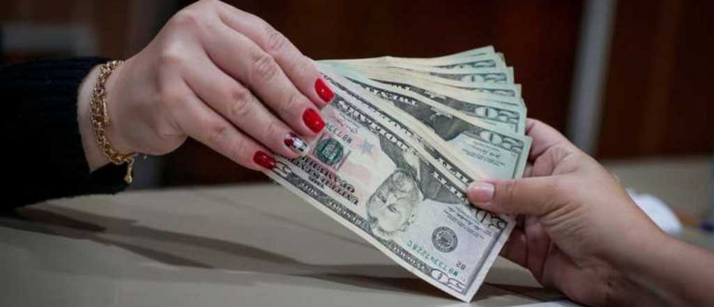 El dólar blue baja tras su pico máximo del viernes