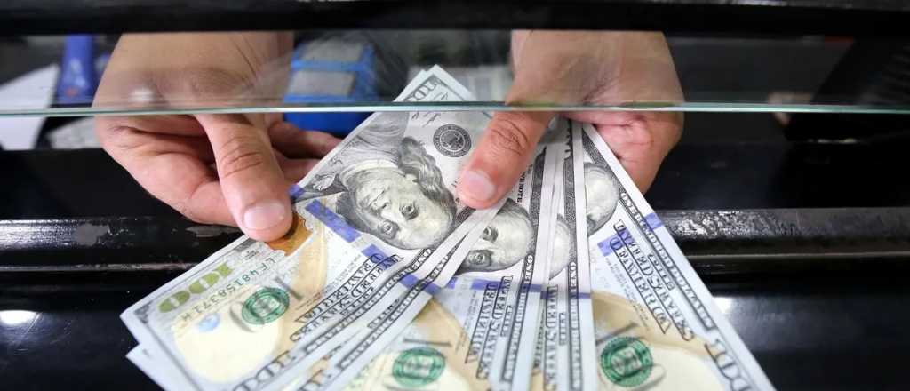 El dólar blue mantiene su tendencia a la baja y cotiza a $ 468
