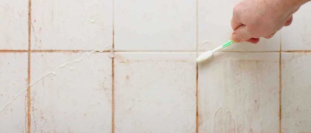 Cómo eliminar las manchas de las paredes del baño con este ingrediente