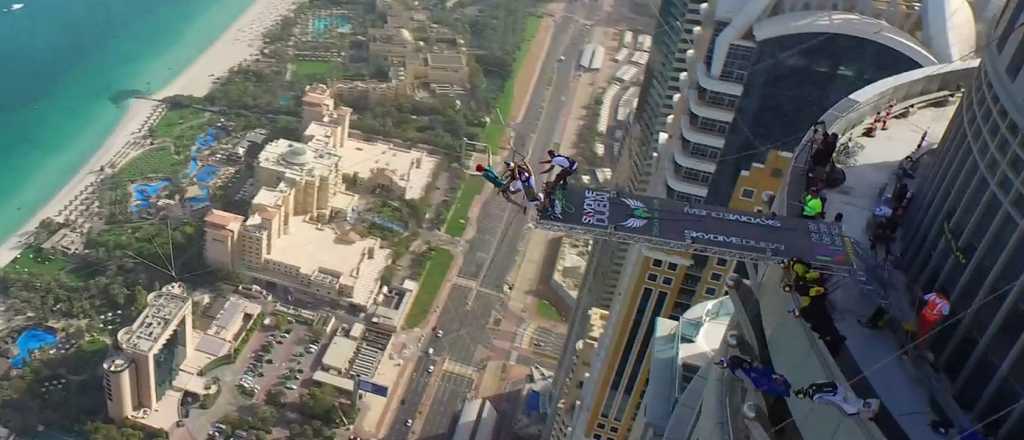Video: Impresionantes saltos desde los rascacielos de Dubai