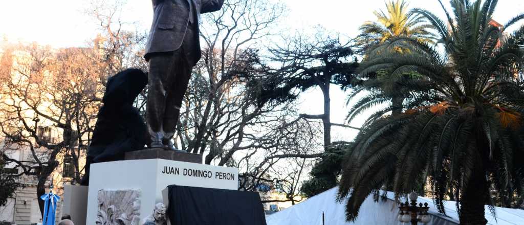 Macri inaugur&oacute; una estatua de Per&oacute;n junto a varios peronistas