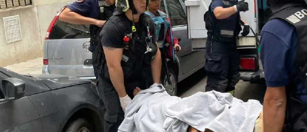 Una mujer muri&oacute; al caer de un sexto piso y sospechan de un empresario