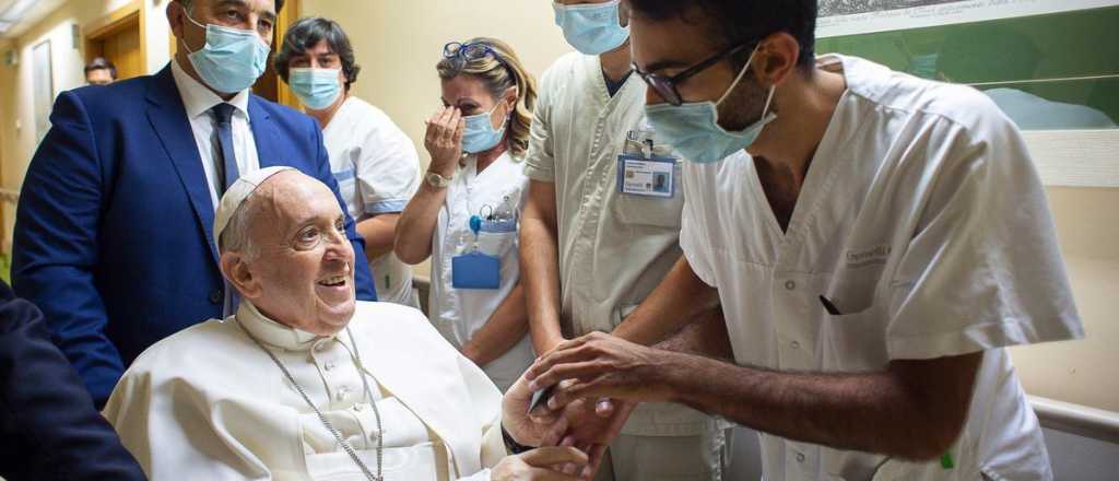 El papa Francisco fue dado de alta: "Aún estoy vivo"