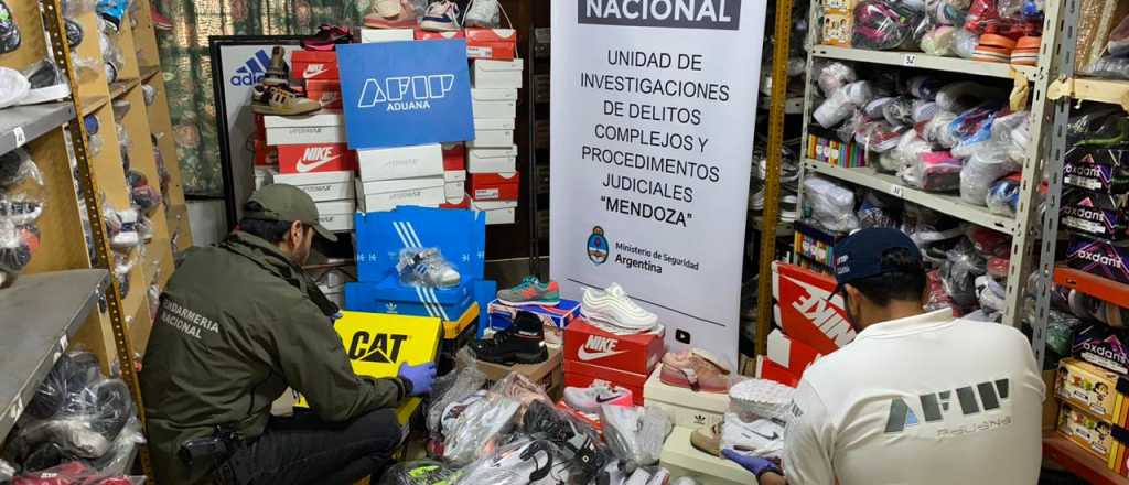 Secuestran importante contrabando de zapatillas y ropa en Mendoza