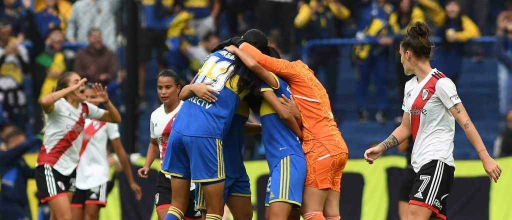 Boca goleó a River en el Superclásico femenino ante los ojos de Román