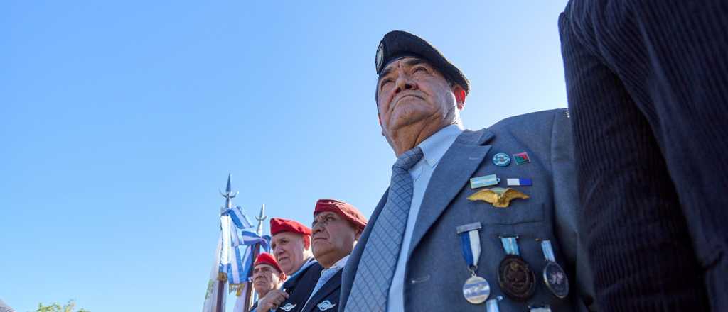 En la renovada plaza 2 de Abril, Las Heras honró a los soldados de Malvinas