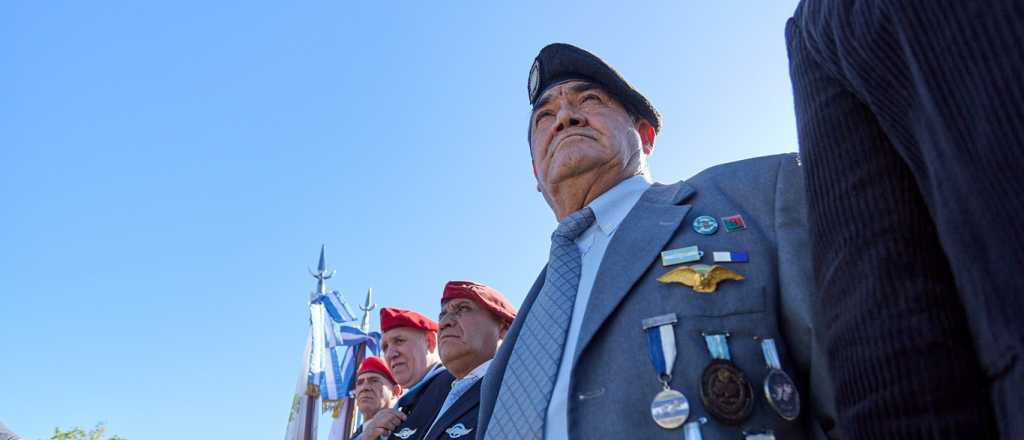 En la renovada plaza 2 de Abril, Las Heras honró a los soldados de Malvinas
