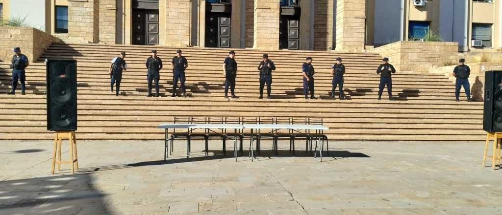 La Policía impidió que lo piqueteros se manifesten en Casa de Gobierno