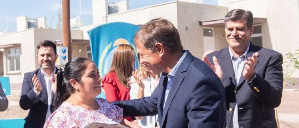 Suarez entreg&oacute; casas del IPV