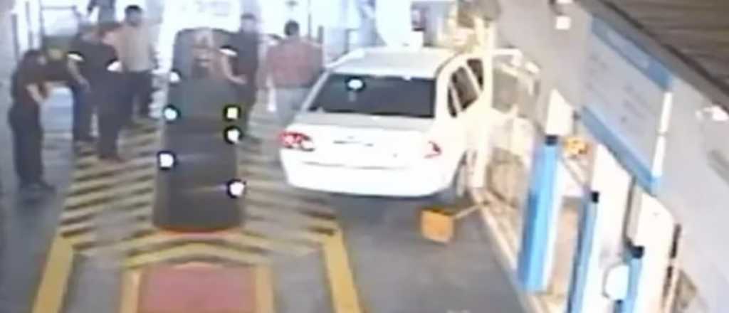 Video: fue a hacer la verificación de su auto y chocó con las oficinas