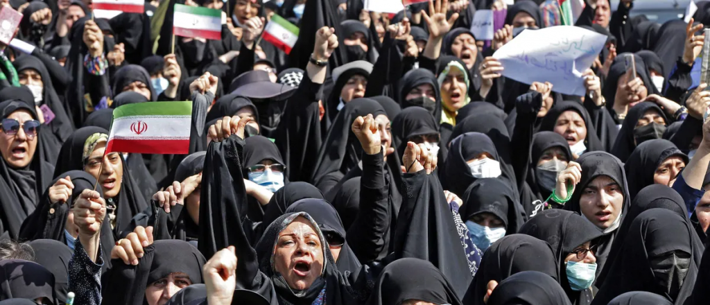 Irán puso cámaras públicas para sancionar a mujeres que no usen el velo