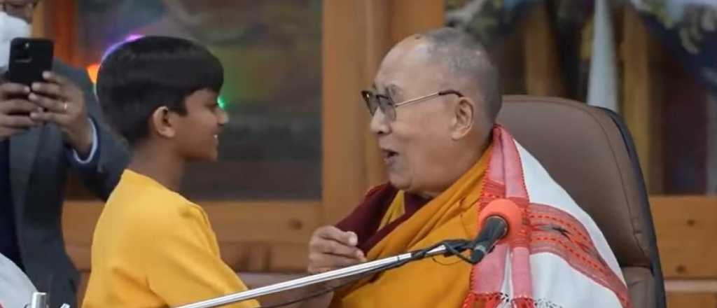 Repudio mundial: el Dalai Lama besó a un niño en la boca, ¿qué respondió?